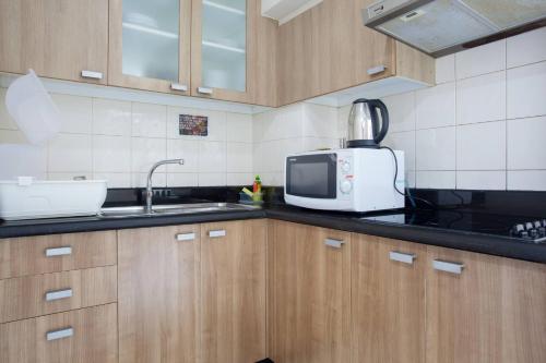 a kitchen with a microwave and a sink at 6c-cozy 25brs3bath In Bkk Downtown Btsmrtboat in Makkasan