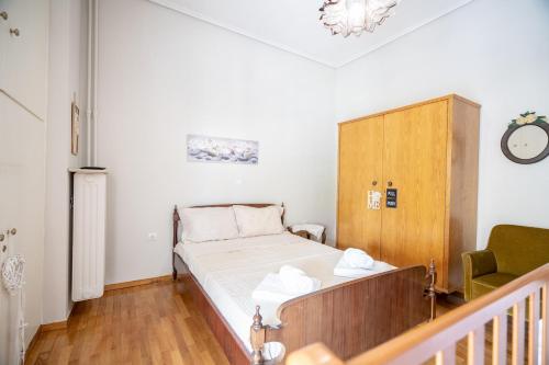 una piccola camera con letto e armadio di Family apartment at Kalithea 2 bedrooms 4 pers ad Atene