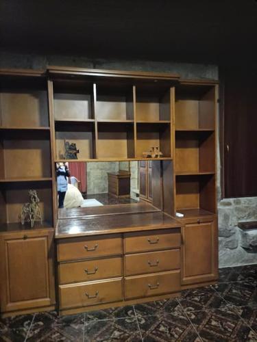 uma grande cómoda de madeira com um espelho num quarto em Cobal 's HOUSE em Viseu