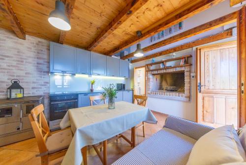 Oključna的住宿－Adorable Cottage，厨房配有桌子和一些蓝色橱柜