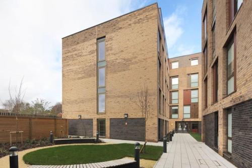 un bâtiment en briques avec une passerelle entre deux bâtiments dans l'établissement For Students Only Cathedral Point in Winchester, à Winchester