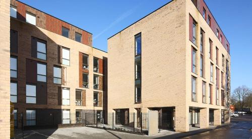 2 bâtiments en briques l'un à côté de l'autre dans une rue dans l'établissement For Students Only Ensuite Bedrooms with Shared Kitchen at Cathedral Point in Winchester, à Winchester