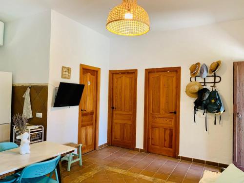 um quarto com duas portas de madeira e uma mesa em Casa Manuela em El Palmar