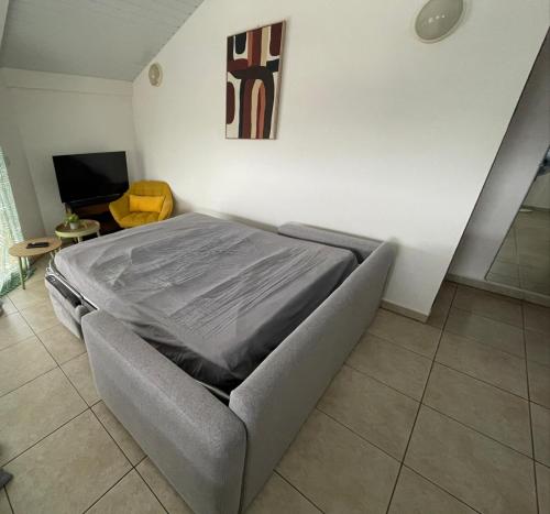 NANA - A 44 - Vue Panoramique- Grand Appartement Cosy et Lumineux- Cuisine équipée-WIFI-CLIM-Terrasseにあるベッド