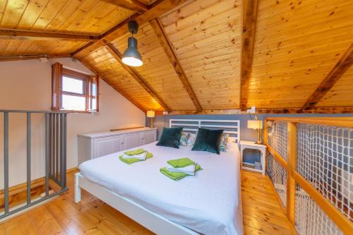 Oključna的住宿－Adorable Cottage，配有木制天花板的客房内一张白色大床