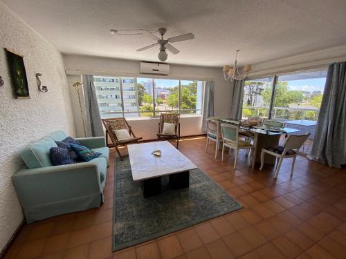 - un salon avec un canapé et une table dans l'établissement Excelente y práctico, à Punta del Este