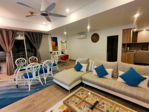 sala de estar con sofá y mesa en Waterfront Karon Beach by PHR en Karon Beach
