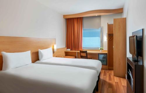 Cama ou camas em um quarto em Ibis Izmir Alsancak