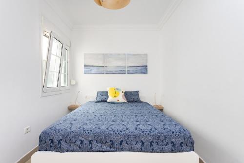 - une chambre avec un lit et une couette bleue dans l'établissement Home2Book Amazing Views Dúplex Dos Hermanos, à Punta del Hidalgo