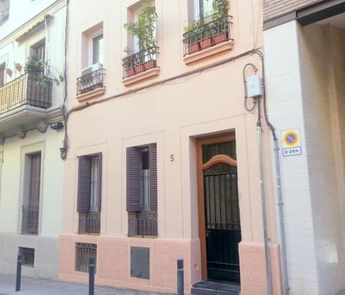 NEW! Cute apartment near metro