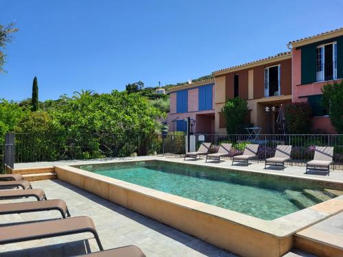 une piscine avec des chaises longues à côté d'un bâtiment dans l'établissement Villa Primavera, à Galéria