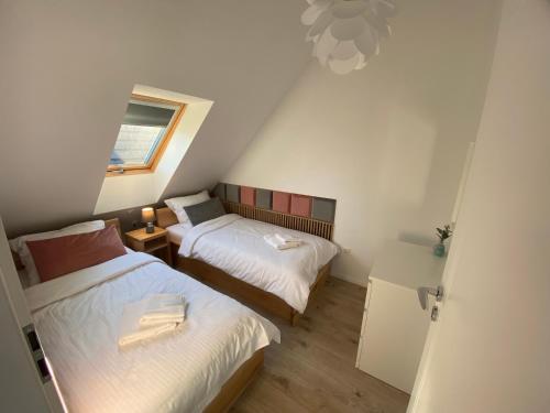 een kleine kamer met 2 bedden en een raam bij Ulinia Zacisze Dom Comfort 140m2 in Ulinia