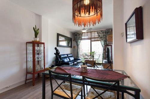 una sala da pranzo con tavolo e sedie in una stanza di Cozy Apartment near Fira Gran Via with AC a Hospitalet de Llobregat