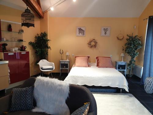 salon z 2 łóżkami i kanapą w obiekcie LA DOLCE VITA w mieście Bretenière
