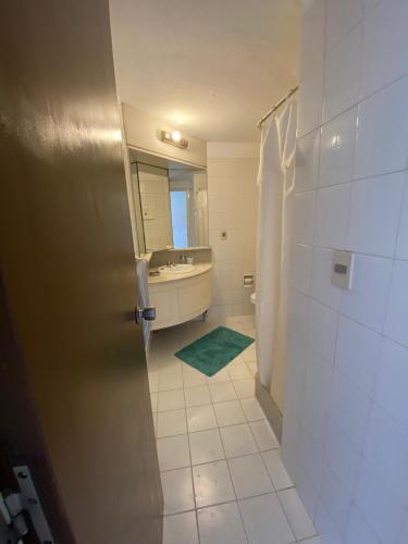 un bagno con vasca, lavandino e doccia di Excelente y práctico a Punta del Este