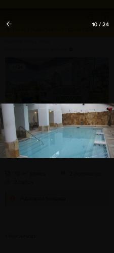 un'immagine di una piscina in una stanza di Excelente y práctico a Punta del Este