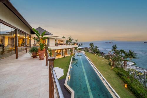 una casa con piscina junto al océano en Villa Gumamela en Candidasa