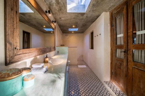 La grande salle de bains est pourvue d'une baignoire et d'un lavabo. dans l'établissement Villa O'Hea Ubud, à Ubud