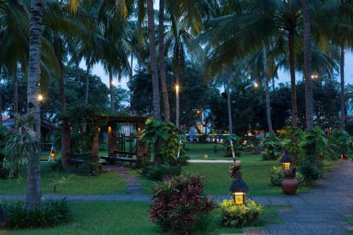 Κήπος έξω από το Ketapang Indah Hotel