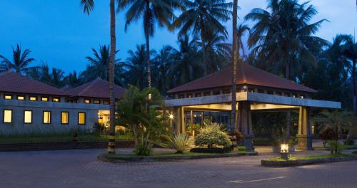 Κήπος έξω από το Ketapang Indah Hotel