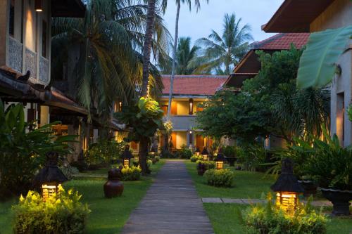 Κήπος έξω από το Ketapang Indah Hotel