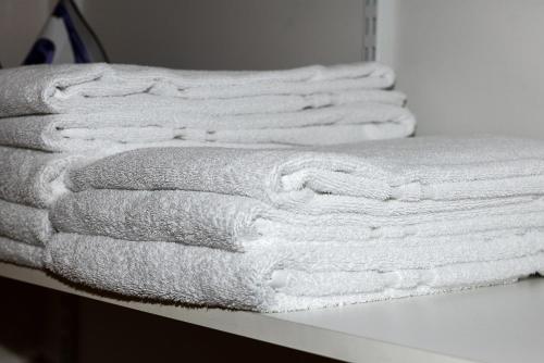 una pila de toallas blancas sentadas en una mesa en Hotel Muli, en Reikiavik