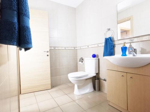 une salle de bain avec toilettes et lavabo dans l'établissement Pandora Holiday Apartment Ayia Napa, à Ayia Napa