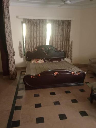 PothiにあるImpeccable 4-Bed Villa in Mirpur azad khasmirのソファ付きの客室の大型ベッド1台