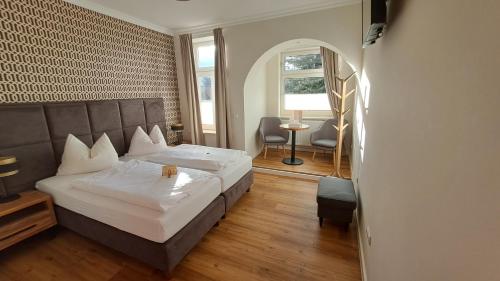 ein Schlafzimmer mit einem großen Bett und einem Spiegel in der Unterkunft Hotel Kaiserhof in Goslar