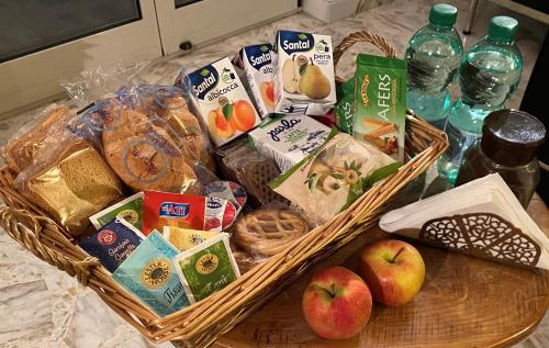 a basket of food and apples on a table at B&B Leggieri Villa Siria in San Giovanni Rotondo