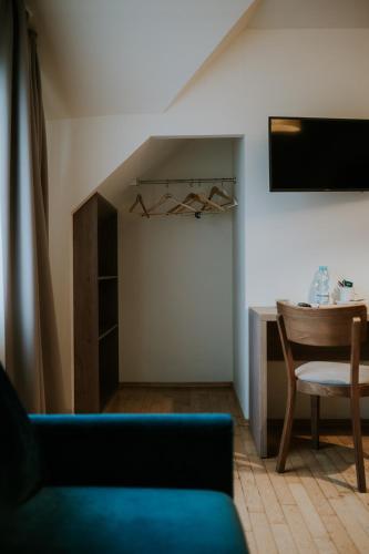 a living room with a blue couch and a table at Villa Garden in Oleśnica