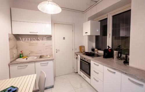 ครัวหรือมุมครัวของ MAERA Suites Central