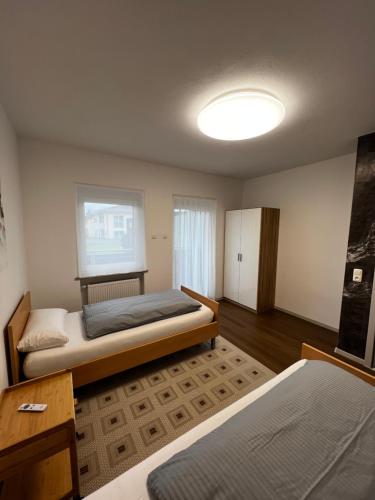Habitación pequeña con 2 camas y ventana en Ferienhaus Shaki, en Füssen