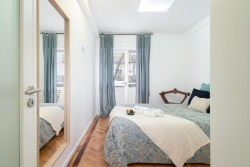 Säng eller sängar i ett rum på Spacious Fresh Flat w/ Terrace - Near Sea
