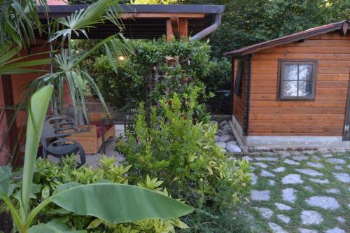 Cabaña de madera pequeña con banco en un jardín en Casa Vacanze Monte Villa en Pieve di Soligo