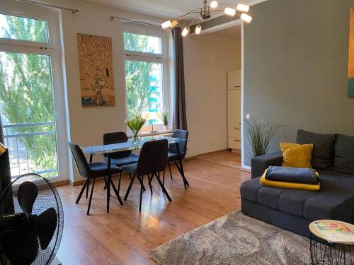 ein Wohnzimmer mit einem Sofa und einem Tisch in der Unterkunft AKK4 - Apartment MD Zentrum nähe Uni und Hbf in Magdeburg