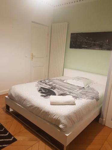 1 dormitorio con 1 cama con 2 toallas en Chambre Ricardo en Orsay