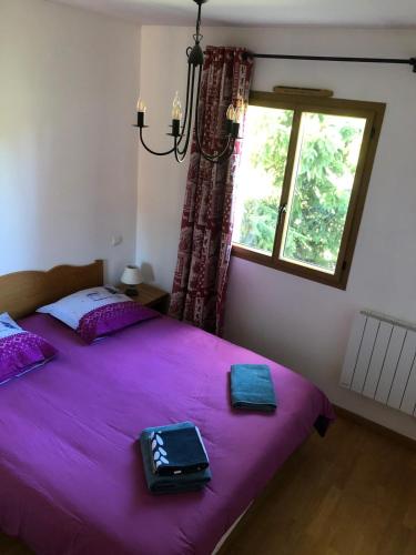 une chambre avec un lit violet et une fenêtre dans l'établissement Appartement tout confort - Belle vue sur le Cambre d'Aze, à Bolquère-Pyrénées 2000