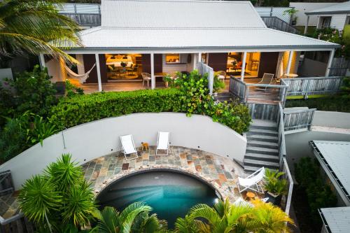 - une vue aérienne sur une maison avec une piscine dans l'établissement Karibuni Boutique Hotel, à Cul de Sac