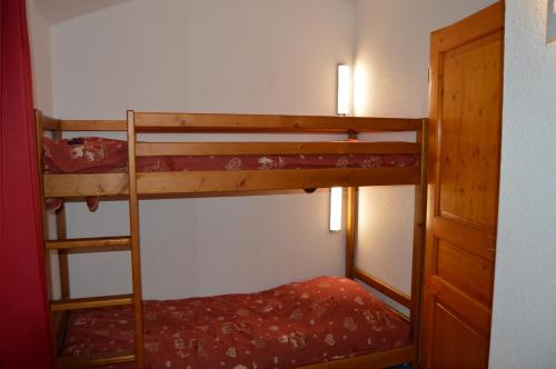 a bedroom with two bunk beds in a room at Chalet JL et DS , Pied des pistes, Valmeinier 1800, 10 pers. in Valmeinier