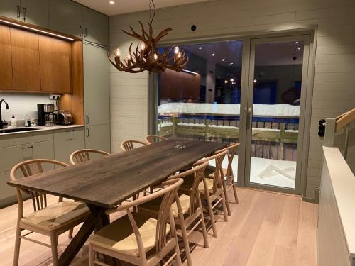 a dining room with a wooden table and chairs at Kåvan Townhouse Funäsdalen in Funäsdalen