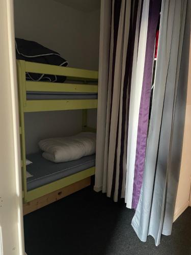 Cette chambre dispose de lits superposés. dans l'établissement Studio 4 à 5 personnes - Les balcons de Sirius RISOUL, à Risoul