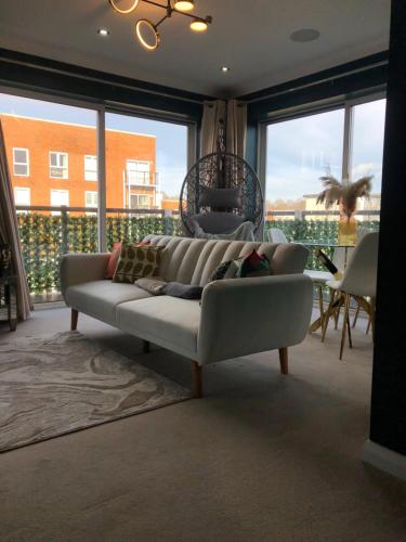 un soggiorno con divano e una grande finestra di Beautiful 1-Bed Apartment in Redhill a Redhill