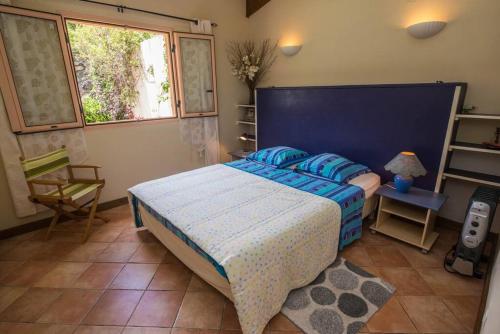 sypialnia z dużym łóżkiem i oknem w obiekcie La Croix du Sud 1 w mieście Cilaos