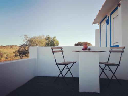 2 sillas sentadas en una mesa en un balcón en Monte Beatriz, en Reguengos de Monsaraz