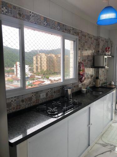 cocina con fogones y 2 ventanas en Apto Azul Oceano, en Mongaguá