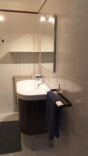 a bathroom with a sink and a mirror at Casa vacanze Donna Michela in Ponzano Veneto
