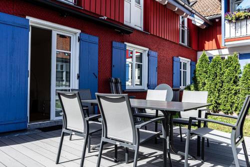 una mesa y sillas frente a un edificio en Allgäu-Idyll en Weiler-Simmerberg