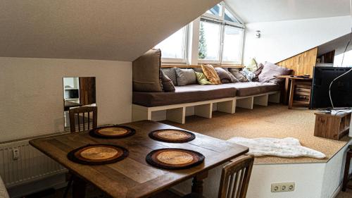ein Wohnzimmer mit einem Tisch und einem Sofa in der Unterkunft Giebelblick-D in Oberstaufen