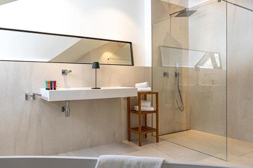 y baño con lavabo y ducha. en Alpenloft Ausblick en Oberstaufen